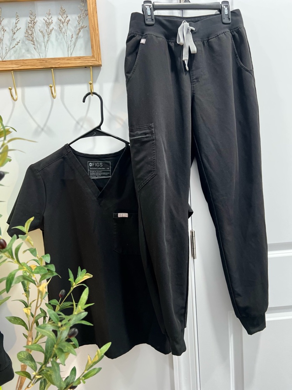 Figs Black Jogger Scrub Pants with Black Catarina One Pocket shirt.